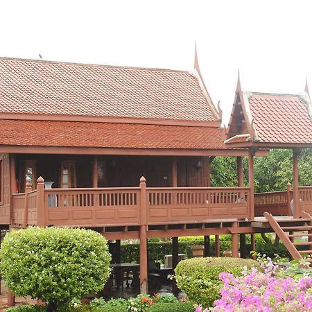 Baan Thai Resort Si Prachan Exterior photo