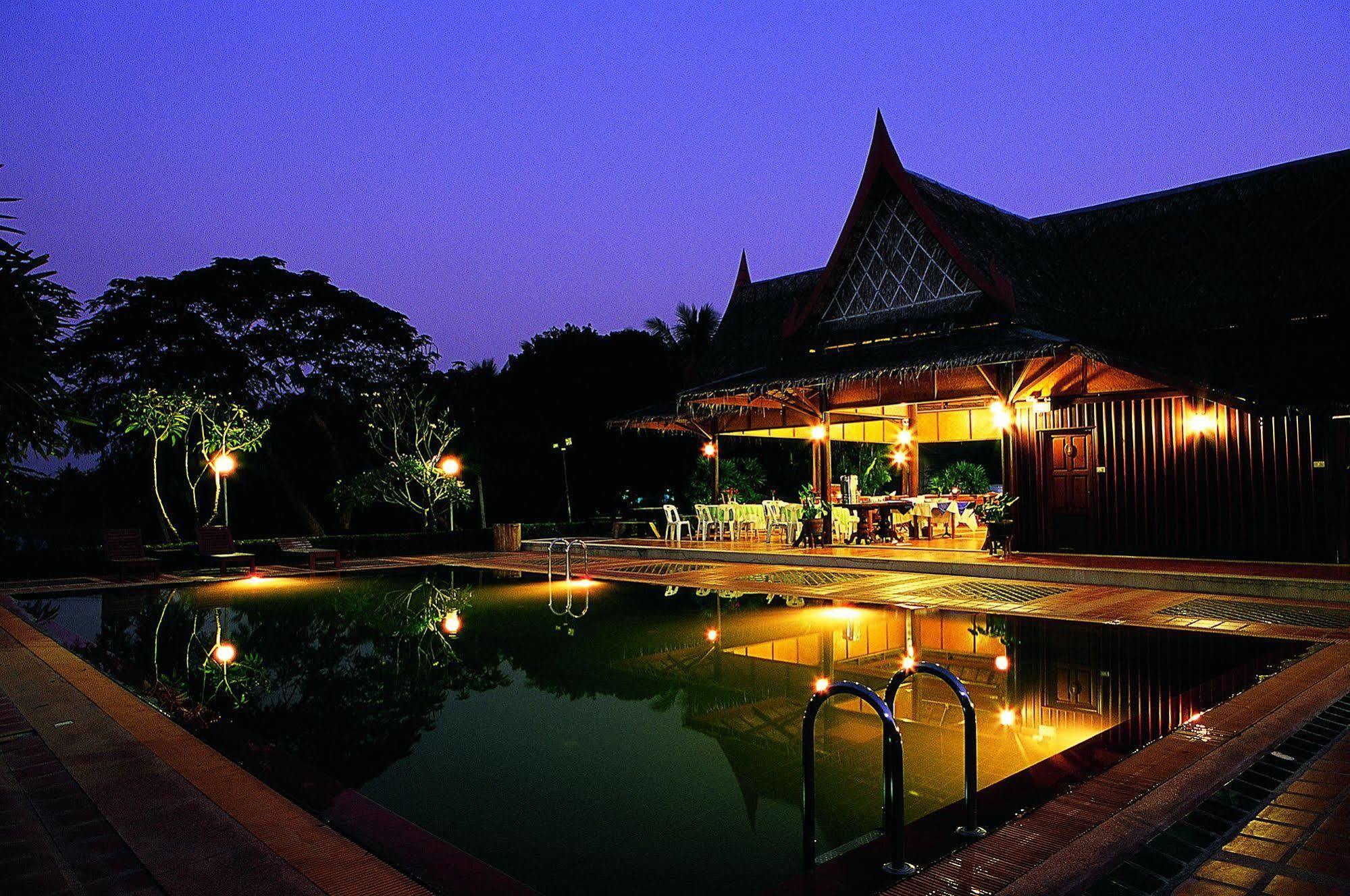 Baan Thai Resort Si Prachan Exterior photo